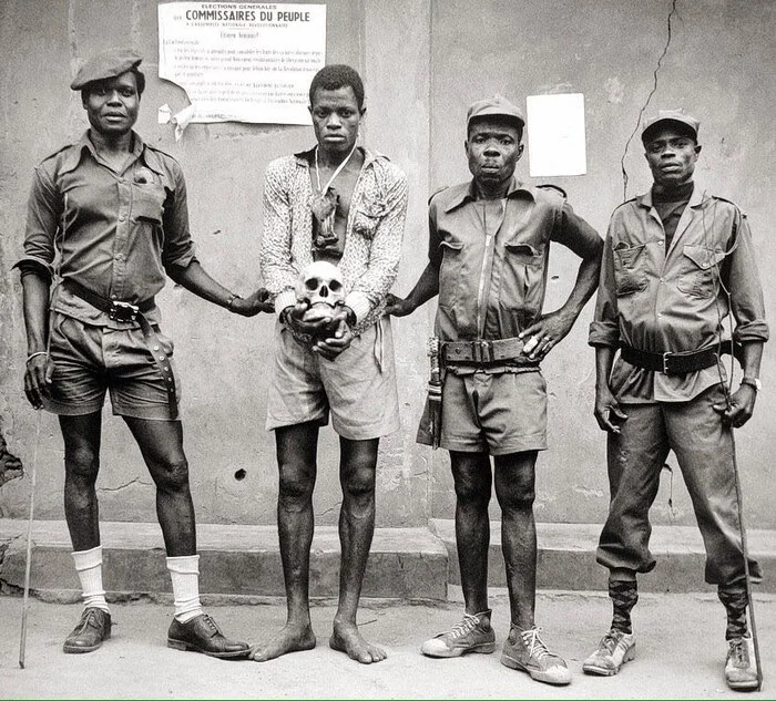 Police with an arrested grave robber. Benin, 1980s - The photo, Black and white photo, Africa, Benin, 80-е, Film