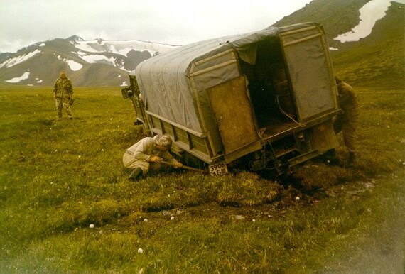 Вот в таких вот 66-х ездили. На фото увязшая машина у подножья Таван-Богдо-Ола, 1999 год.