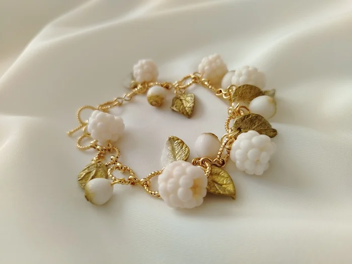 Bracelet with raspberries and blueberries white and gold handmade - My, Decoration, Bijouterie, Handmade, Hobby, Favourite buisness, Polymer clay, Raspberries, A bracelet, Needlework without process, Longpost