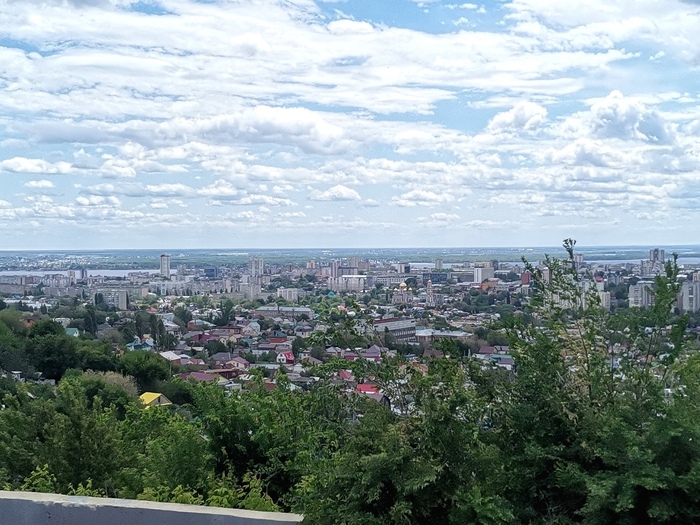 Саратов со смотровой площадки старого аэропорта. До сих пор жалею, что не брал с собой в поездку фотоаппарат, но в то время я увлекался съёмкой природы, а города меня мало интересовали. Так что все фото в посте взяты из интернета.