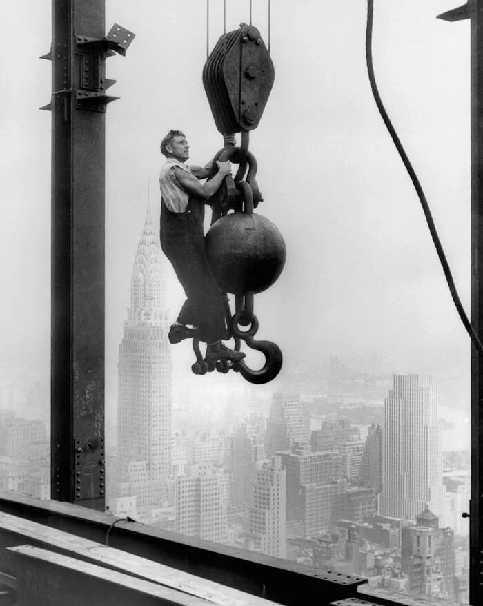 Строитель Эмпайр-стейт над Нью-Йорком, 1930 год - Фотография, Черно-белое фото, Нью-Йорк, США, 1930