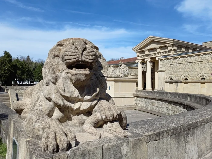 Well, let's say, meow! - My, a lion, Sculpture, Architecture, Essentuki, sights, The photo, Friday tag is mine