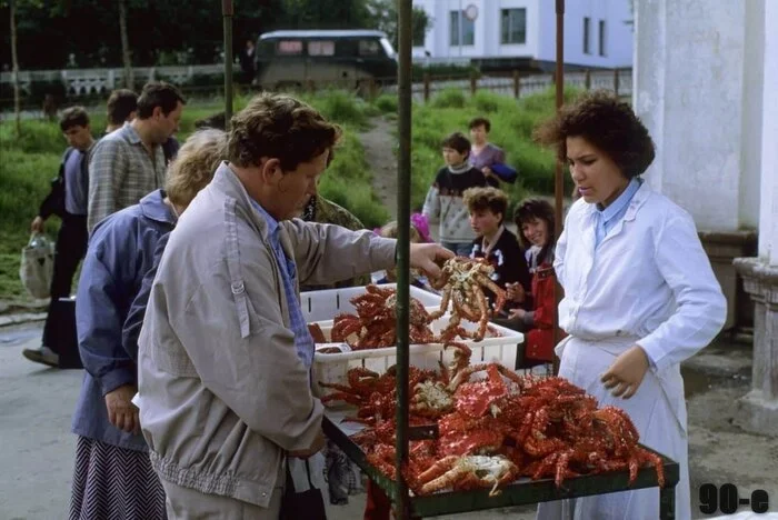 Уличная торговля крабами. Россия, Магадан, 1992 год - Фотография, Россия, Уличная фотография, Магадан, 1992