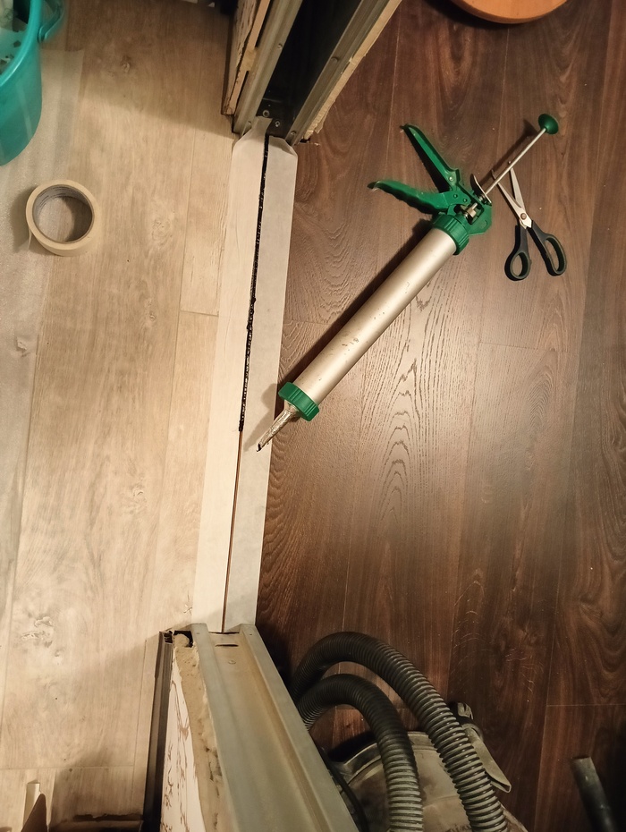 Для начала на края полотен наклеил малярный скотч потом начал набивать в шов герметик.