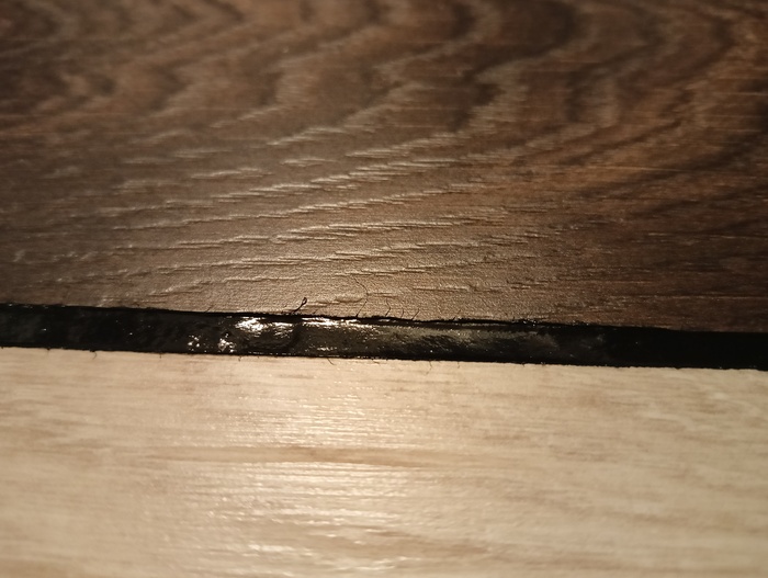 Небольшая круглая ямка в том месте, где был вкручен саморез. Победить не смог.