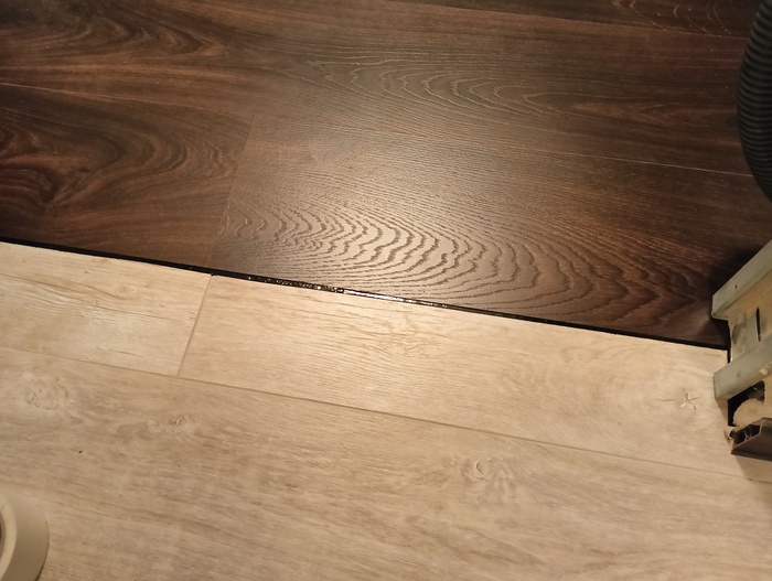 Итог работы. Шов по ширине неравномерный потому что светлый ламинат отпилен лобзиком неровно.