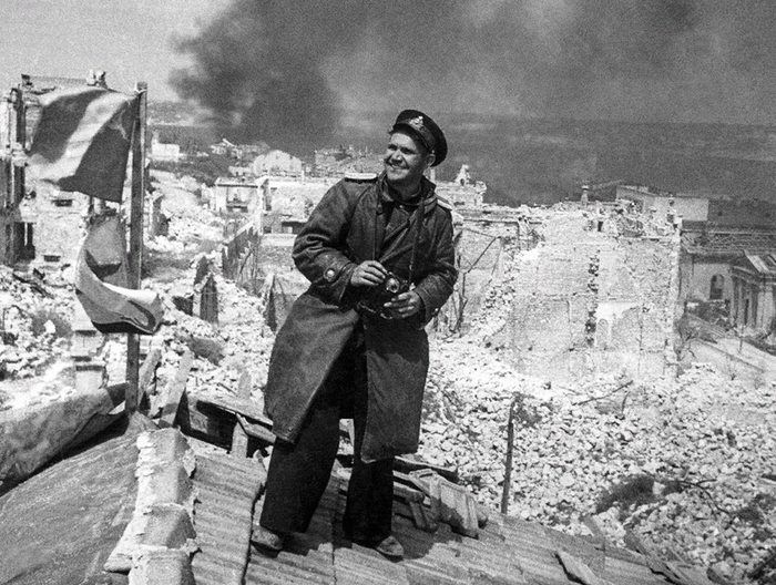 Военный фотокорреспондент Евгений Халдей в освобожденном Севастополе, май 1944