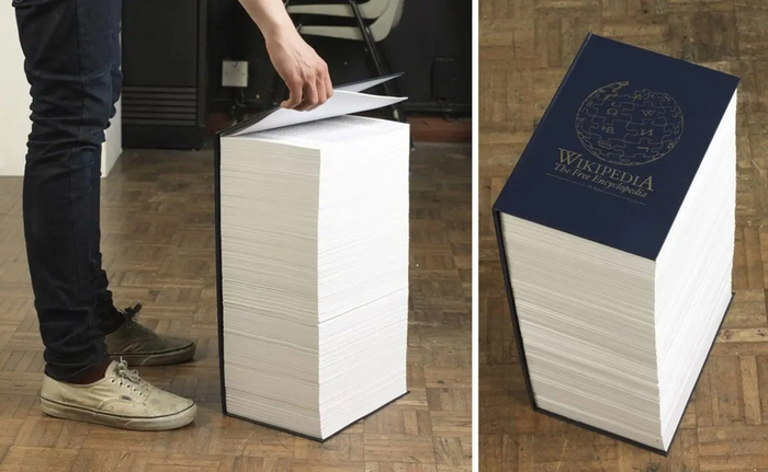 Лев Толстой со своей "Войной и миром" нервно курит в сторонке.