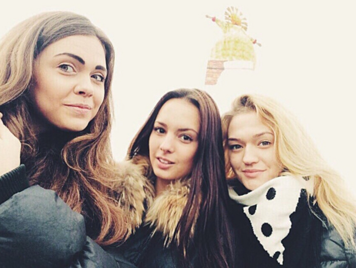 Анна с подругами