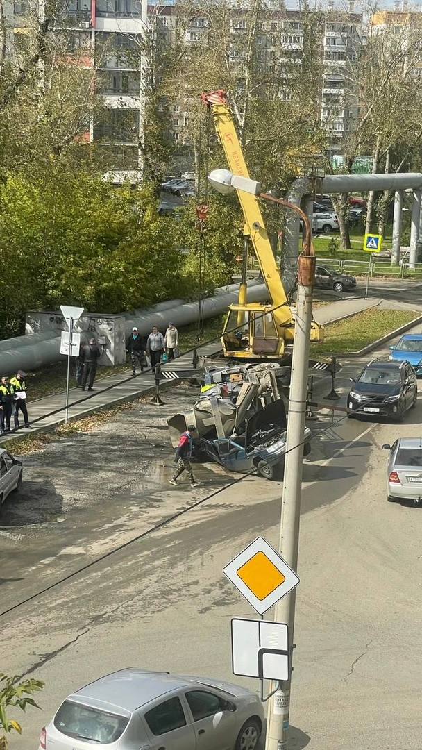 In Chelyabinsk, a concrete mixer crushed a passenger car at an intersection - Crash, Chelyabinsk, Concrete mixer, Overheard, Video, Telegram (link), Longpost