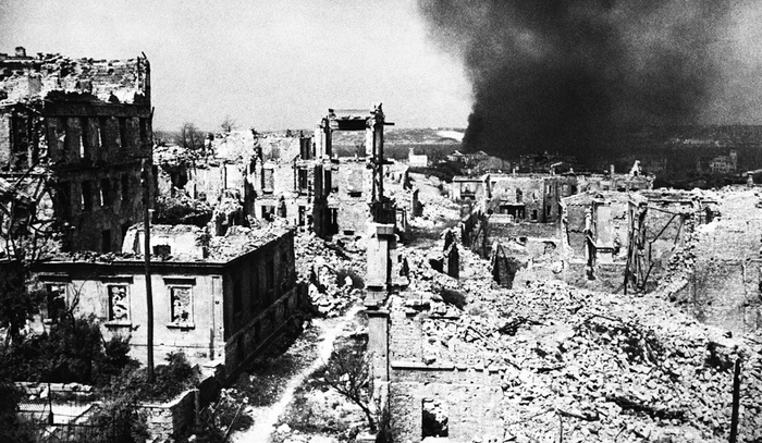 Евгений Халдей. Здания Дома флота и Исторического музея, разрушенные нацистами. Севастополь, май 1944