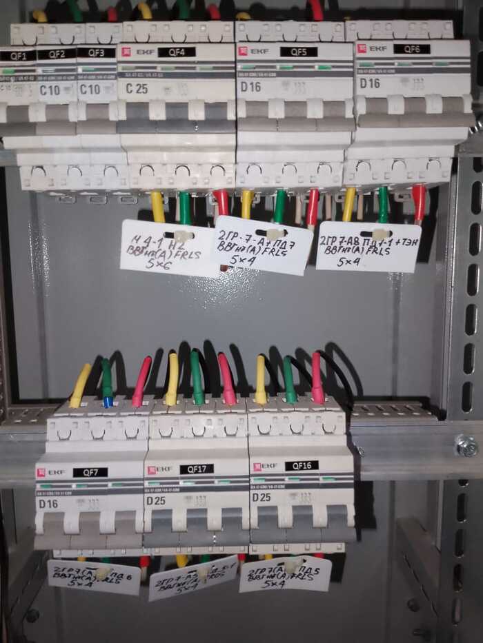 Электромонтаж в целом не идеален, но достаточный чтобы руки не переломать.