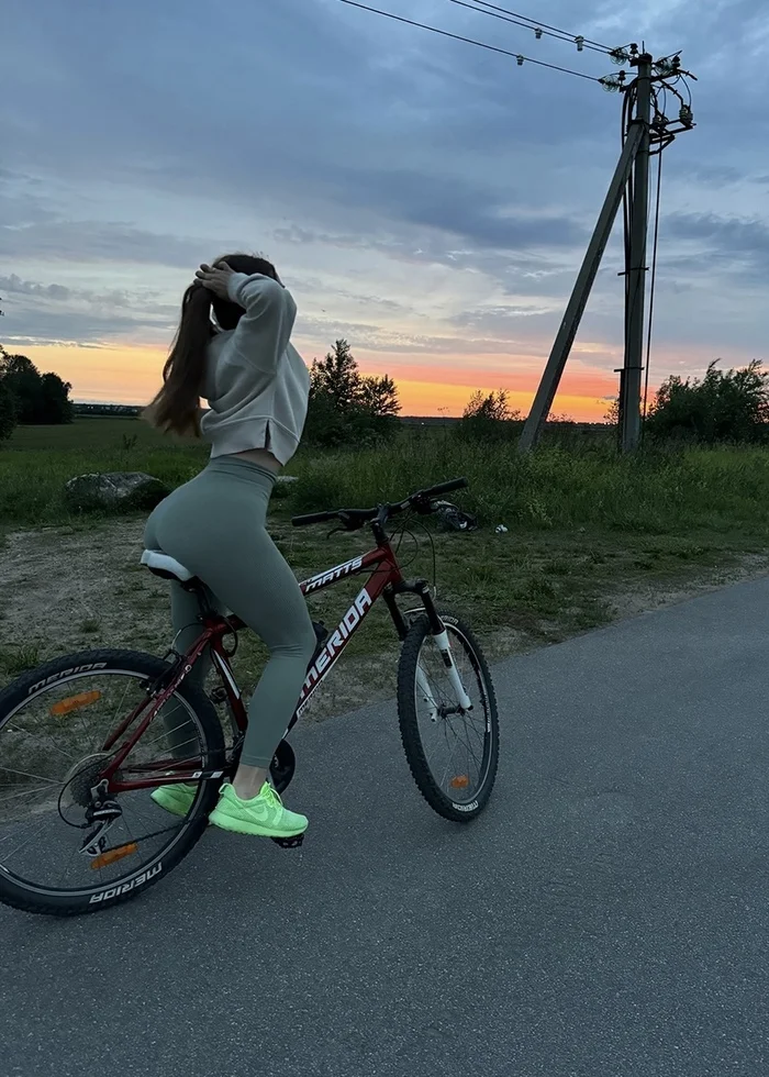 Beauty on a bike - Girls, Figure, Legs, Waist, Leggings, Booty, Longpost, A bike, The photo