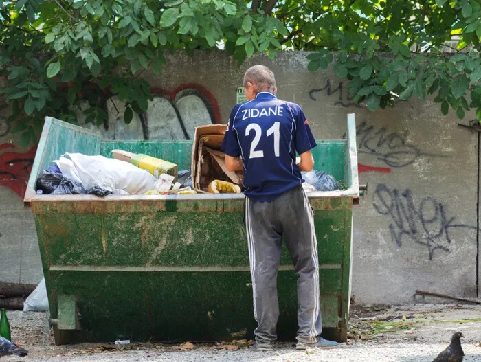 Football - Bum, real Madrid, Zinedine Zidane, Humor, Garbage bins, Street photography