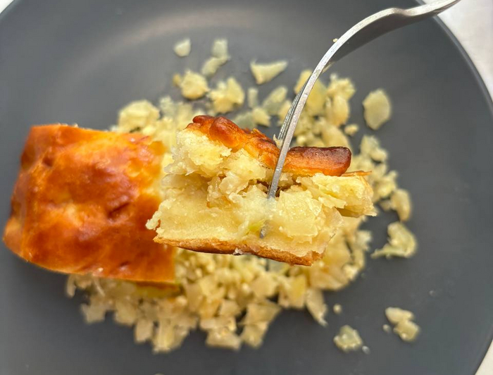 Самое удачное сочетание: сладкое, сырое тесто с кусочками переваренной безвкусной капусты.