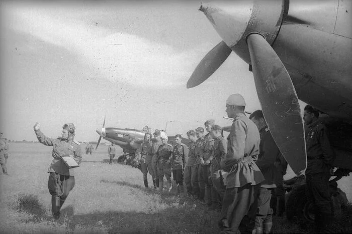 Only old men go into battle! - the USSR, The Great Patriotic War, Military aviation, Attack aircraft, Military history, История России, Aviation history, Old photo, Historical photo, Black and white photo, Khaldey Evgeniy Ananevich, Telegram (link), Longpost