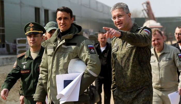 Как-то незаметно действующего министра обороны РФ окружили люди в военной форме, привыкшие держать руки в карманах. И действительный государственный советник 1-го класса Тимур Иванов в этом смысле не одинок…