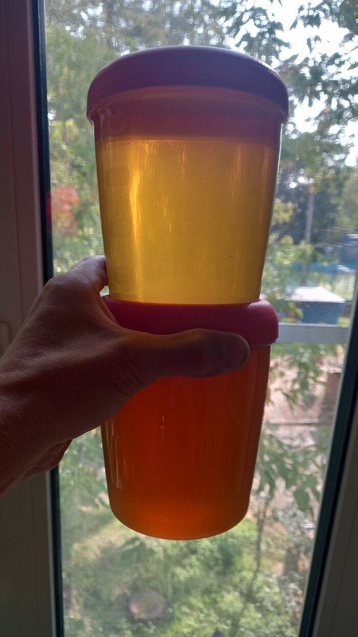 В семьях посильнее больше мёда темного - с дягилем, послабее - посветлее. Ну и магазы залитые в июне качались отдельно от подставленных в июле под липу!