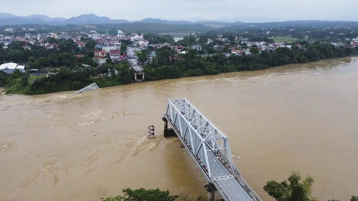 Bridge Collapse in Vietnam - Bridge, Vietnam, Collapse, River, Asia, Video, Repeat