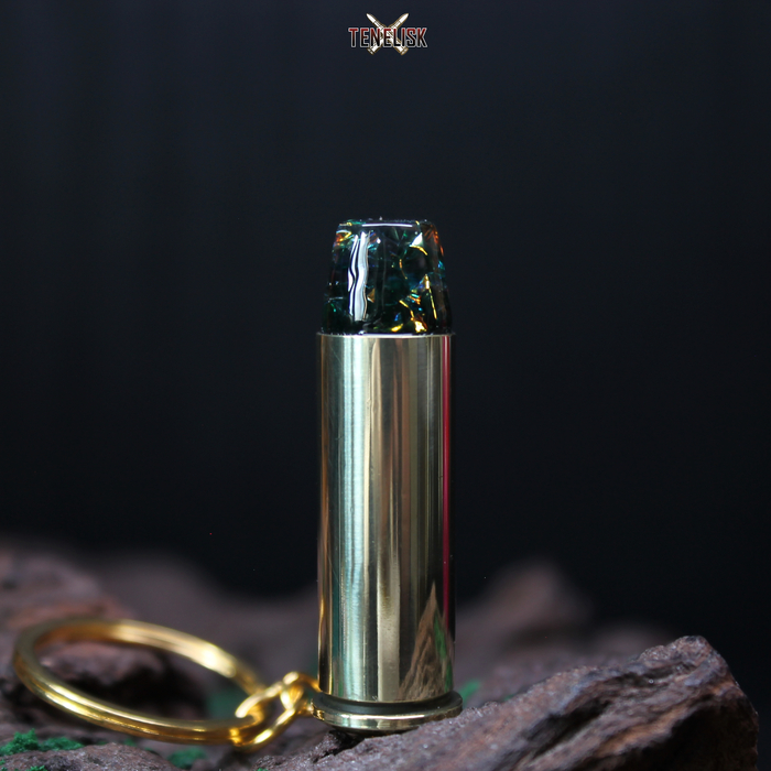 Немножко брелоков различных калибров с пулями из ювелирной смолы с добавлением потали/пигментов/чернил, а так же светодиодов/люминофоров/неоновых пигментов)