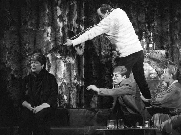 Сцена из спектакля "Кто боится Вирджинии Вульф?" по пьесе Эдварда Олби. В главных ролях: Галина Волчек (слева), Валентин Гафт (стоит). Московский театр "Современник".