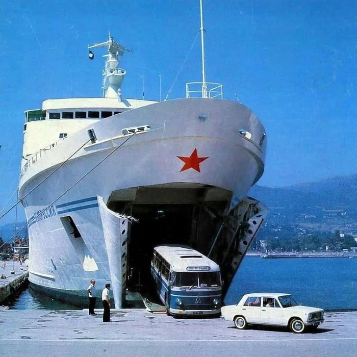 Cars leaving the passenger ship Belorussiya, Yalta, USSR, 1981 - the USSR, Auto, Motor ship, Yalta, Made in USSR, Retro, 80-е, Telegram (link)