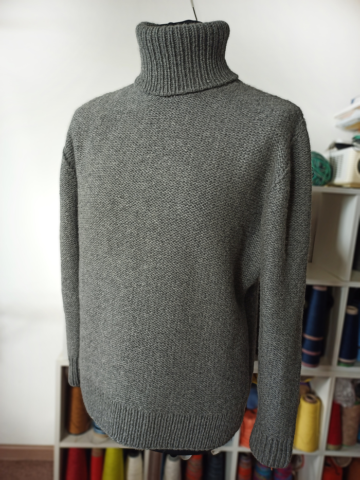 100% шерсть ягненка. Цвет и фактура согласованы с заказчиком