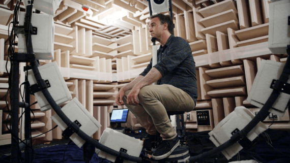 Tempest 3D AudioTech для PS5 был протестирован и доработан с использованием аудиоустановок, подобных той, что изображена здесь, с участием Сида Шумана из PS Blog.