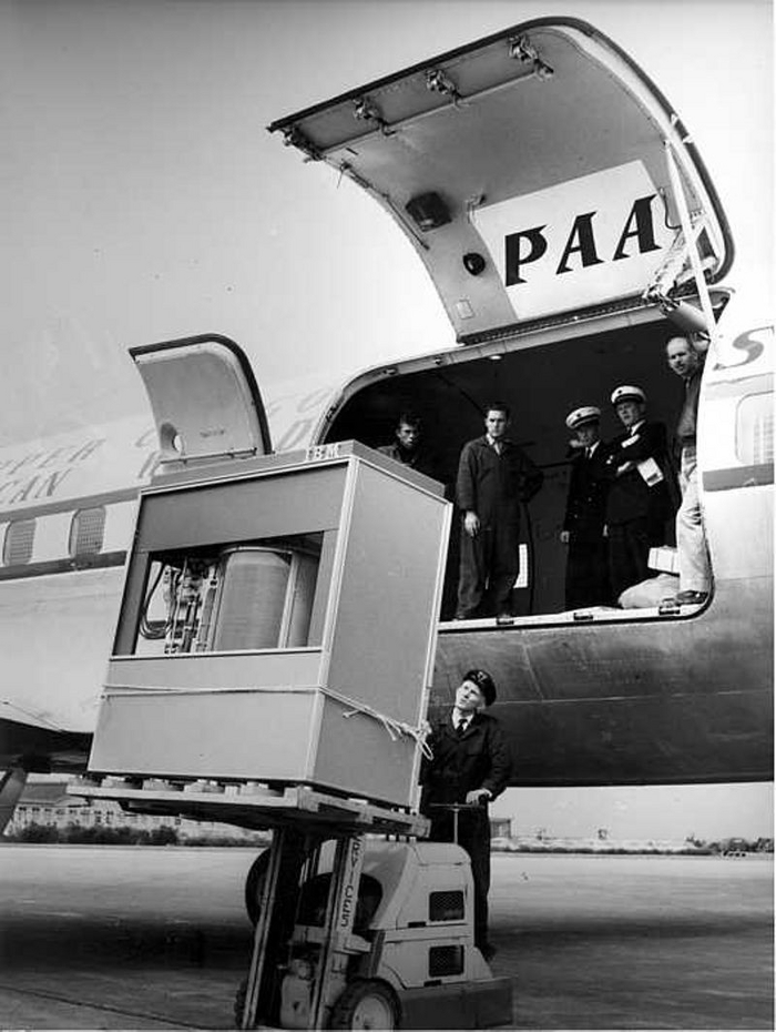 RAMAC HDD загружается на самолет Pan Am