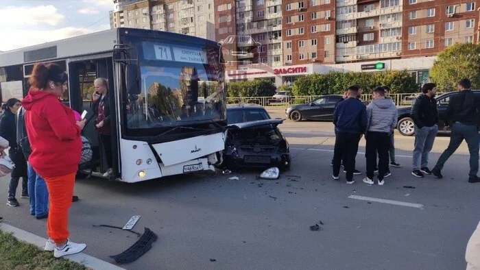 Как мастерски ушатать приору - Приора, ДТП, Автобус, Видео, Без звука