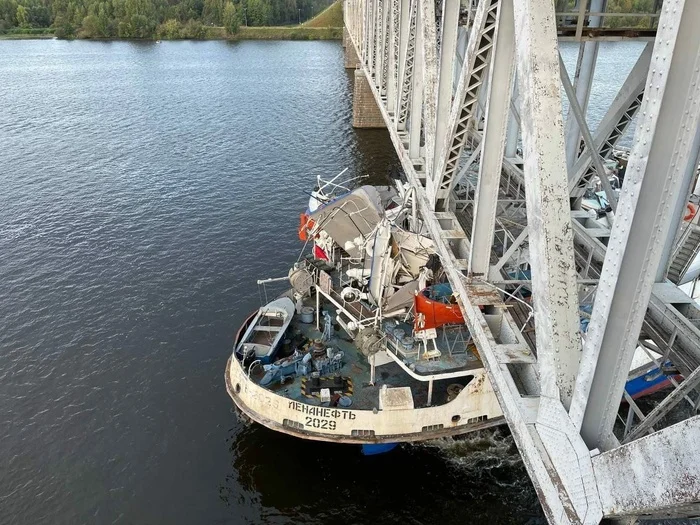 The prosecutor's office showed how a tanker, passing under a bridge in Kostroma, destroys itself in sparks - Kostroma, Bridge, Tanker, Crash, Video, Soundless, Telegram (link)