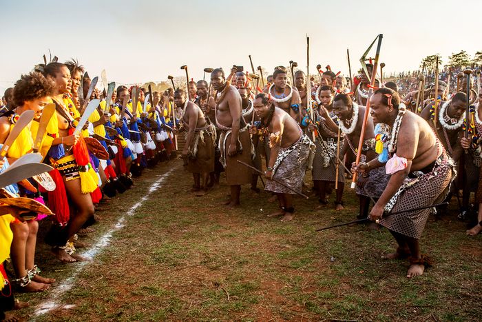 Король заигрывает с кандидатками на роль очередной хранительницы монаршего очага