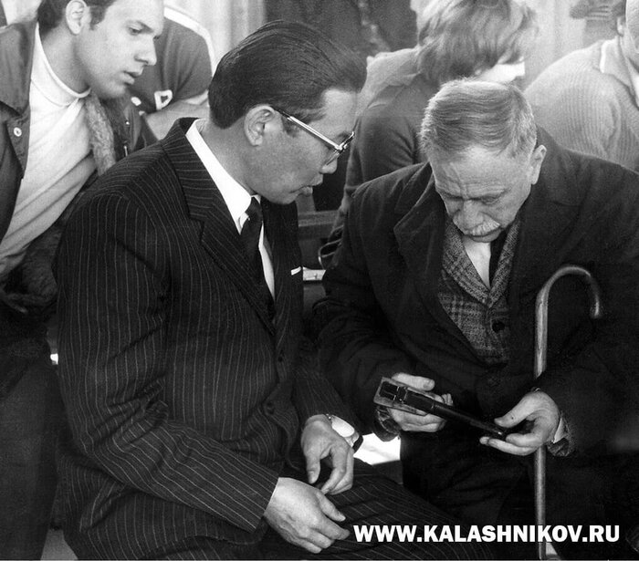 Ефим Леонтьевич Хайдуров демонстрирует новый пистолет ХР-64 Михаилу Владимировичу Марголину