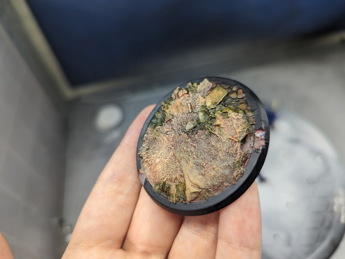 Базу хотелось толи под степь, толи под тундру. После прилепила на нее красноватую травку, которая классно контрастирует с синим персонажем.