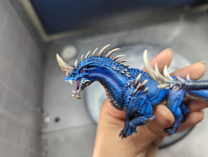 Лакировка сатиновым лаком, так как сатиновая чешуя смотрится вкусно.