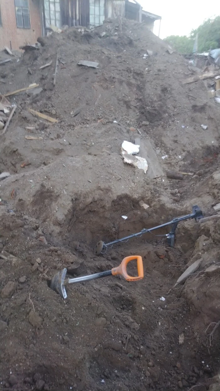 Searches with Comrades in a knocked out place - My, Find, Amur region, Blagoveshchensk, Treasure hunt, Metal detector, Treasure, Search, Coin, Rare coins, Glass, Tsarism, Tsar, Vial, Eagles, Old man, Silver, Buttons, Longpost