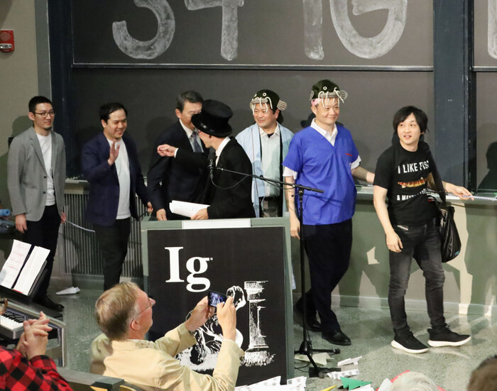 Таканори Такебе (крайний справа), на церемонии вручения премии в Массачусетском технологическом институте