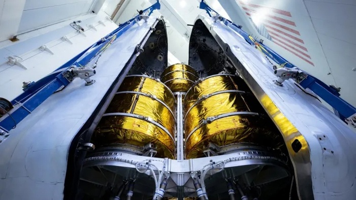 Партия из пяти спутников Block 1 BlueBird от AST SpaceMobile ожидает запуска на SpaceX Falcon 9. Фото: AST SpaceMobile