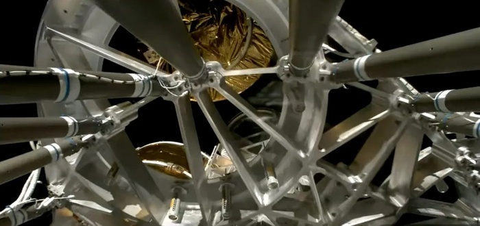 SpaceX Falcon 9 запускает спутник прямой связи со смартфонами Block 1 BlueBird (вверху) для AST SpaceMobile. Фото: веб-трансляция SpaceX