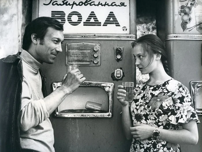 Oleg Yankovsky and Svetlana Smirnova at a soda machine. Still from the film Other People's Letters, 1975 - Soviet actors, Photos from filming, the USSR, Made in USSR, Soviet cinema, Telegram (link)