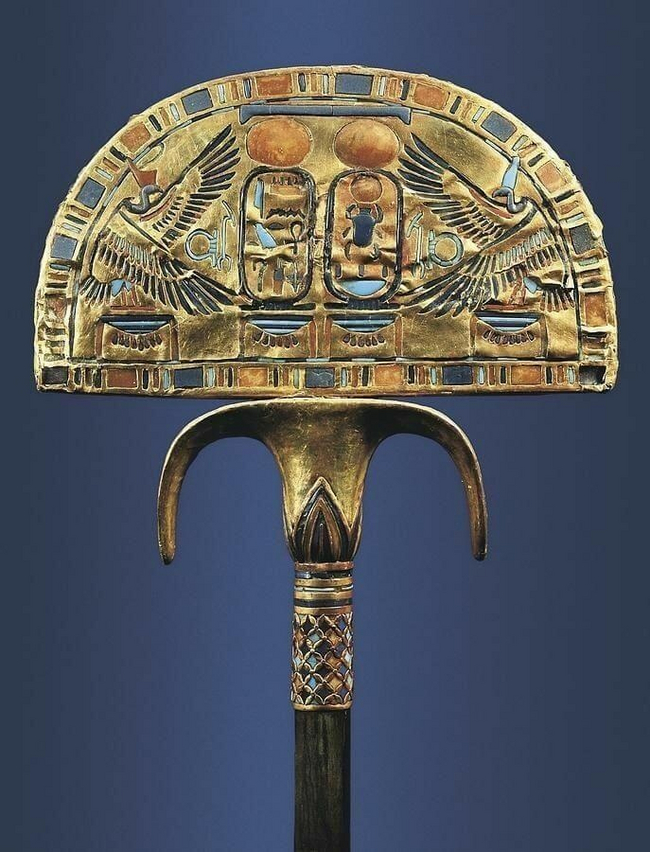 Церемониальный веер Тутанхамона изначально содержал страусиные перья