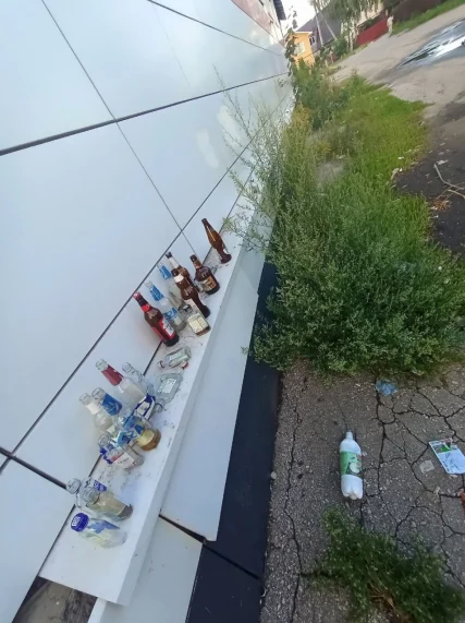 Memorial wall to the fallen supporters of Boris Yeltsin, 1993 - Irony, Politics, Sarcasm, Boris Yeltsin, Garbage, Empty bottles, Memorial, Mobile photography