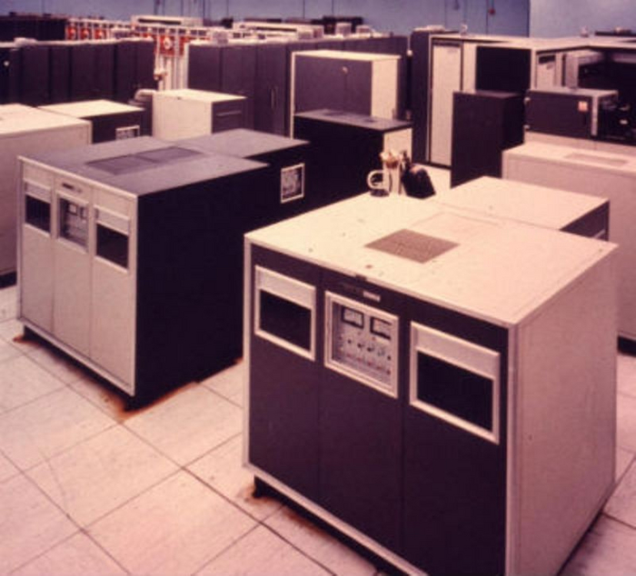 Дисковые блоки Брайанта в установке CDC6600 в Ливерморской лаборатории им. Лоуренса