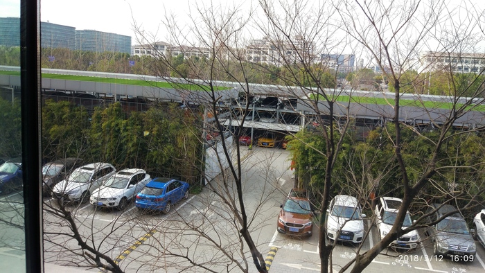 Трехэтажная автопарковка (одна из) для сотрудников.