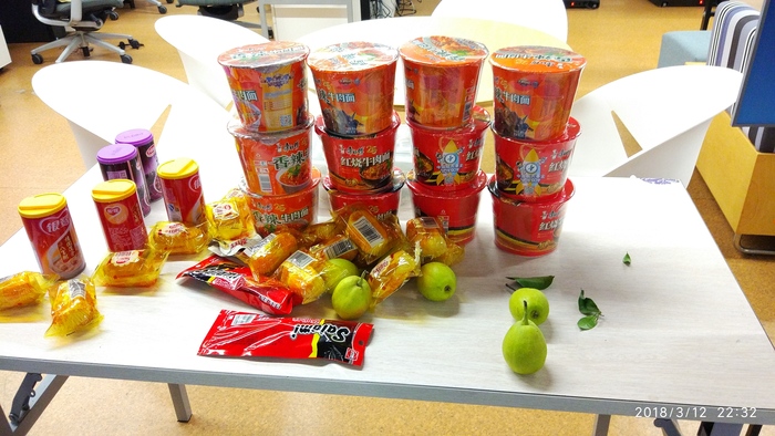 Для сотрудников постоянно лежат перекусы.