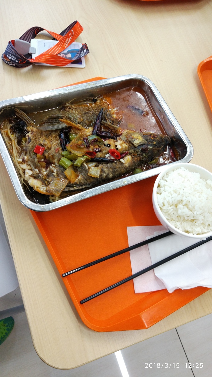 Целая рыба на обед. Цена-копейки была.