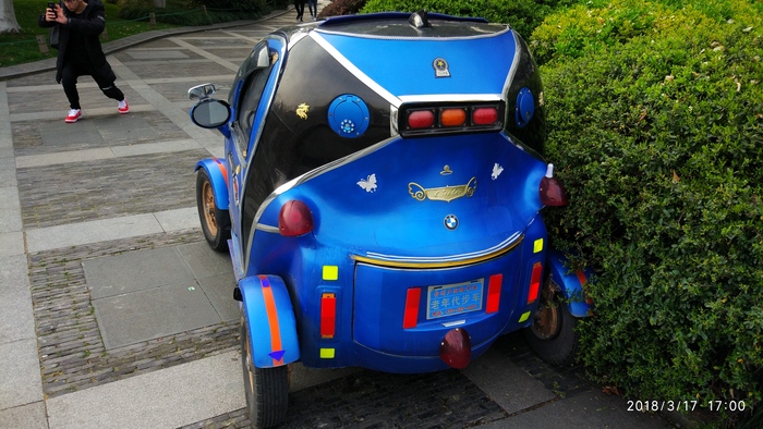 такой маленький, а уже на бмв..