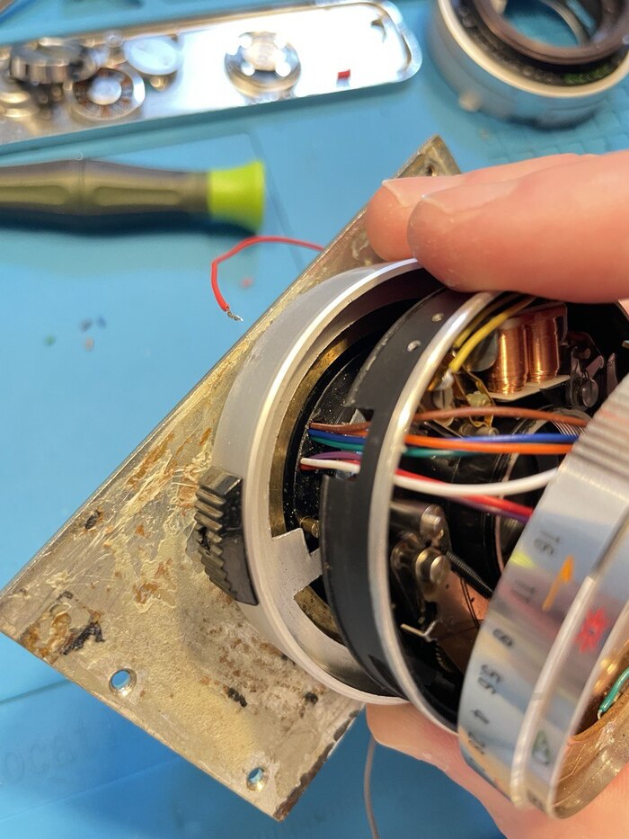 а вот и тот самый поводок. это просто выступающая пластина на кольце фокусировки, ход которой ограничивают винты. Но ничто не мешает собрать так, чтобы поводок остался после винта, где провода. В итоге их срезало как ножом. Продеваем провода