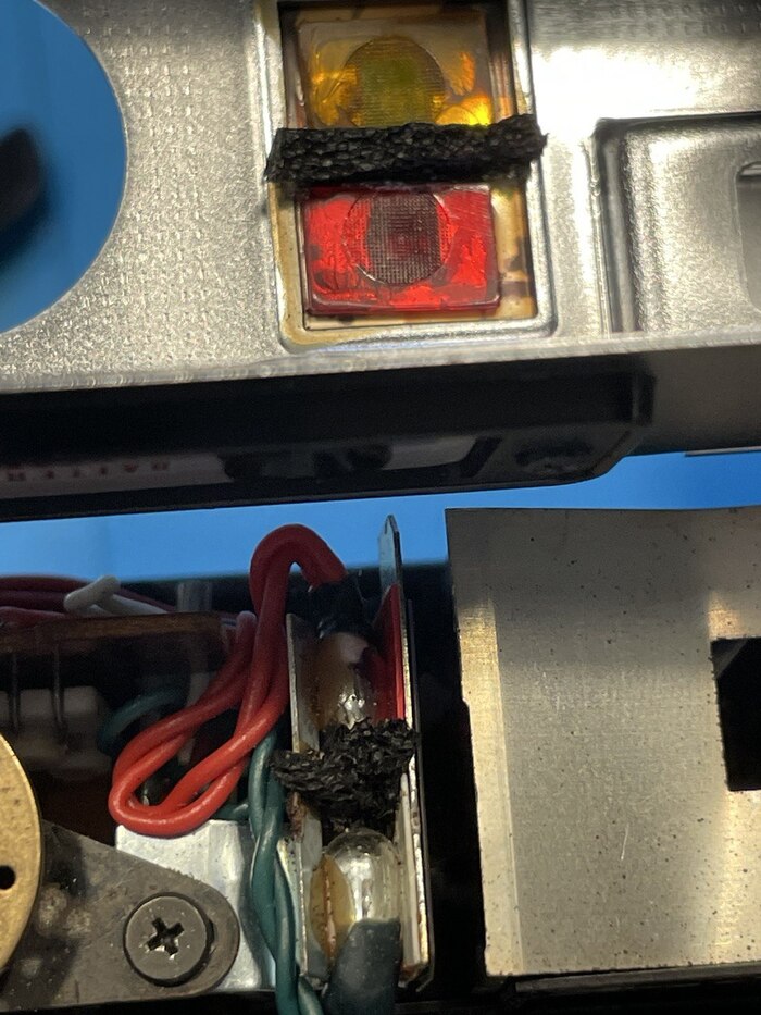 вот так исправлено между лампочек и на крышке.