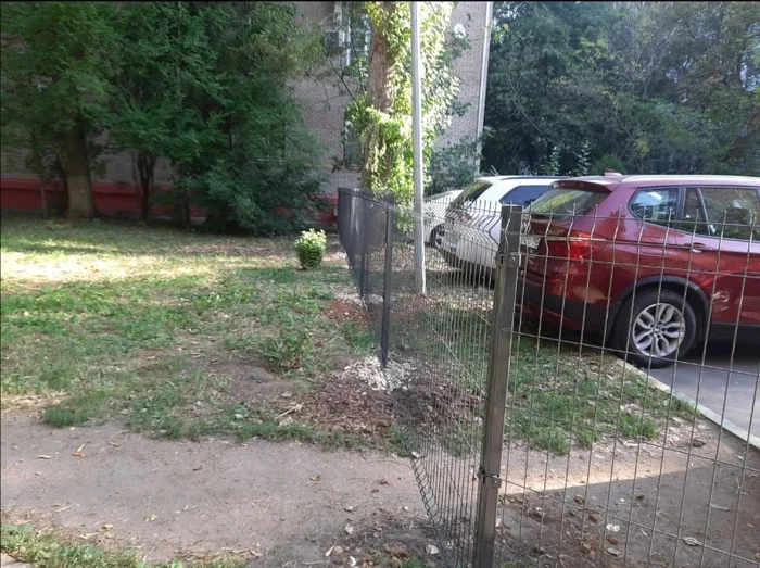 Why the hell is there chain link here? - Moscow, Parking, Auto, Text